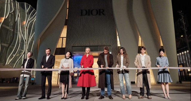 Đại sứ để chân trần giữa thời tiết âm 3 độ C, Dior hưởng lợi- Ảnh 1. Đại sứ để chân trần giữa thời tiết âm 3 độ C, Dior hưởng lợi- Ảnh 1.