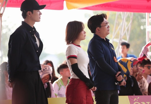 Nam diễn vi&ecirc;n đi b&aacute;n v&eacute; số, k&ecirc;u gọi kh&aacute;n giả ngay tr&ecirc;n truyền h&igrave;nh- Ảnh 1.