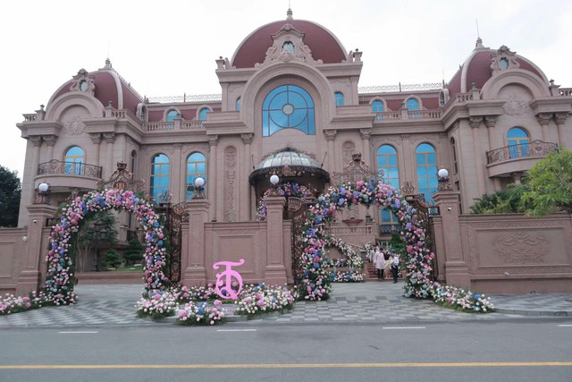 Lại th&ecirc;m một đ&aacute;m cưới của &aacute;i nữ tập đo&agrave;n: Cứ nh&igrave;n cổng hoa v&agrave; t&ograve;a l&acirc;u đ&agrave;i ph&iacute;a sau l&agrave; biết!- Ảnh 3.