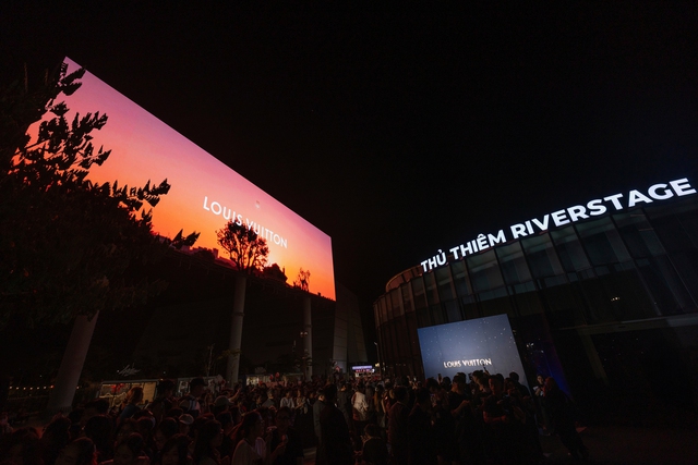 Loạt ảnh chưa được c&ocirc;ng bố b&ecirc;n trong si&ecirc;u sự kiện Louis Vuitton: HIEUTHUHAI h&aacute;t qu&aacute; t&igrave;nh v&agrave; tương t&aacute;c hiếm c&oacute; của d&agrave;n sao xịn- Ảnh 1.