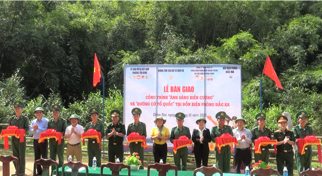 Trung tâm 286: Phối hợp tổ chức Lễ khánh thành và bàn giao công trình "Ánh sáng biên cương" và "Đường cờ Tổ quốc" tại Đồn Biên phòng Đắk Ka, xã Bù Gia Mập, tỉnh Đồng Nai- Ảnh 1. Trung tâm 286: Phối hợp tổ chức Lễ khánh thành và bàn giao công trình "Ánh sáng biên cương" và "Đường cờ Tổ quốc" tại Đồn Biên phòng Đắk Ka, xã Bù Gia Mập, tỉnh Đồng Nai- Ảnh 1.