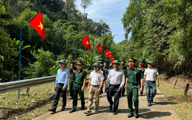 Đoàn công tác đi tham quan công trình. Đoàn công tác đi tham quan công trình.