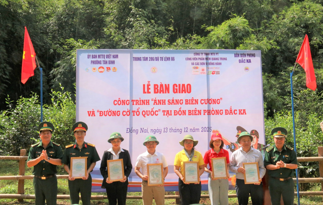 Thượng tá Nguyễn Duy Thái, Phó Chỉ huy trưởng - Tham mưu trưởng Trung tâm cùng các đơn vị, tổ chức doanh nghiệp nhận thư cảm ơn. Thượng tá Nguyễn Duy Thái, Phó Chỉ huy trưởng - Tham mưu trưởng Trung tâm cùng các đơn vị, tổ chức doanh nghiệp nhận thư cảm ơn.