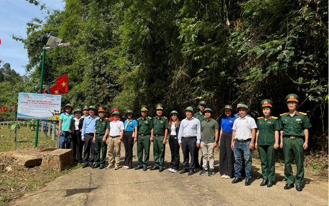 Trung tâm 286: Phối hợp tổ chức Lễ khánh thành và bàn giao công trình "Ánh sáng biên cương" và "Đường cờ Tổ quốc" tại Đồn Biên phòng Đắk Ka, xã Bù Gia Mập, tỉnh Đồng Nai- Ảnh 4. Trung tâm 286: Phối hợp tổ chức Lễ khánh thành và bàn giao công trình "Ánh sáng biên cương" và "Đường cờ Tổ quốc" tại Đồn Biên phòng Đắk Ka, xã Bù Gia Mập, tỉnh Đồng Nai- Ảnh 4.