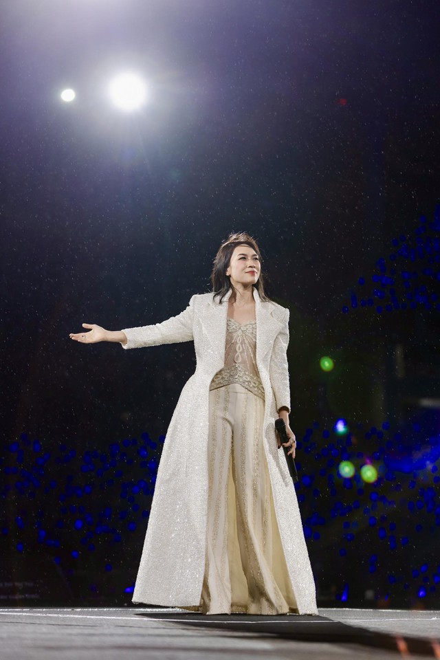 Mỹ T&acirc;m quỳ trước 40.000 người để cảm ơn 2 người quan trọng- Ảnh 2.