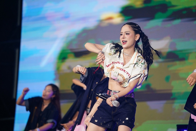 Khán giả đội mưa "quẩy" cùng Long Oliver và Bom- Ảnh 2. Khán giả đội mưa "quẩy" cùng Long Oliver và Bom- Ảnh 2.