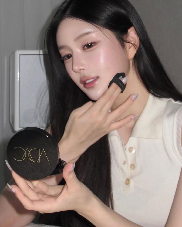 Th&oacute;i quen trang điểm tưởng xinh nhưng l&agrave;m hao hết collagen tr&ecirc;n da bạn- Ảnh 1.