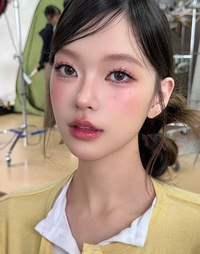 Th&oacute;i quen trang điểm tưởng xinh nhưng l&agrave;m hao hết collagen tr&ecirc;n da bạn- Ảnh 3.