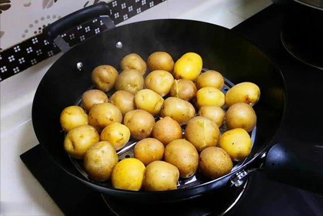 Người đ&agrave;n &ocirc;ng 69 tuổi ăn khoai t&acirc;y hấp suốt 2 năm, kết quả kh&aacute;m sức khỏe khiến nhiều người bất ngờ- Ảnh 1.