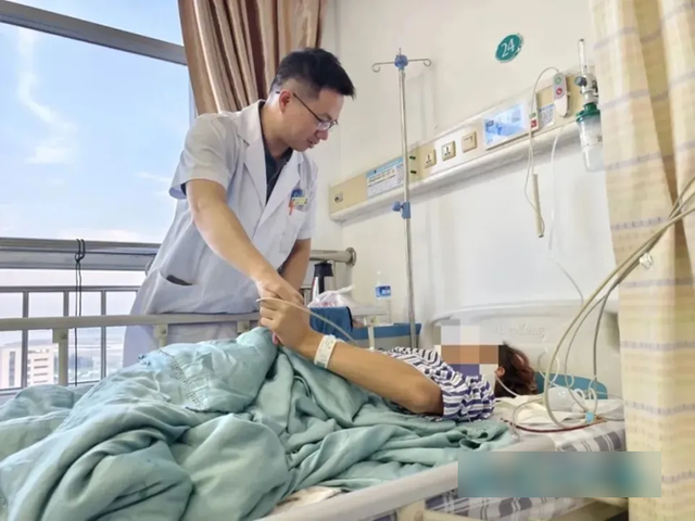 Người phụ nữ liệt nửa người v&igrave; trở m&igrave;nh lấy điện thoại giữa đ&ecirc;m: Đừng xem nhẹ những dấu hiệu cảnh b&aacute;o n&agrave;y- Ảnh 1.