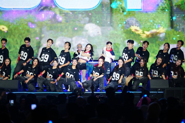 Khán giả đội mưa "quẩy" cùng Long Oliver và Bom- Ảnh 4. Khán giả đội mưa "quẩy" cùng Long Oliver và Bom- Ảnh 4.