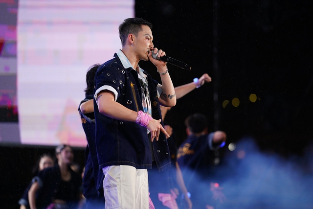 Khán giả đội mưa "quẩy" cùng Long Oliver và Bom- Ảnh 3. Khán giả đội mưa "quẩy" cùng Long Oliver và Bom- Ảnh 3.