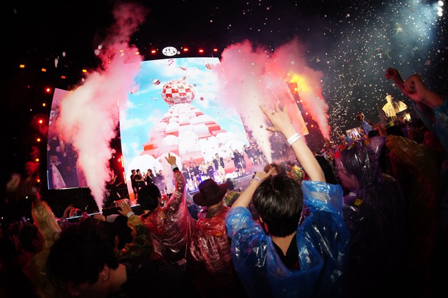 Khán giả đội mưa "quẩy" cùng Long Oliver và Bom- Ảnh 1. Khán giả đội mưa "quẩy" cùng Long Oliver và Bom- Ảnh 1.