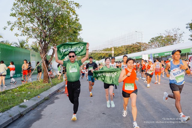 Herbalife Việt Nam đồng h&agrave;nh c&ugrave;ng giải Tiền Phong Half Marathon 2025 tại Th&agrave;nh phố Hồ Ch&iacute; Minh để khuyến kh&iacute;ch lối sống năng động, l&agrave;nh mạnh trong cộng đồng- Ảnh 4.