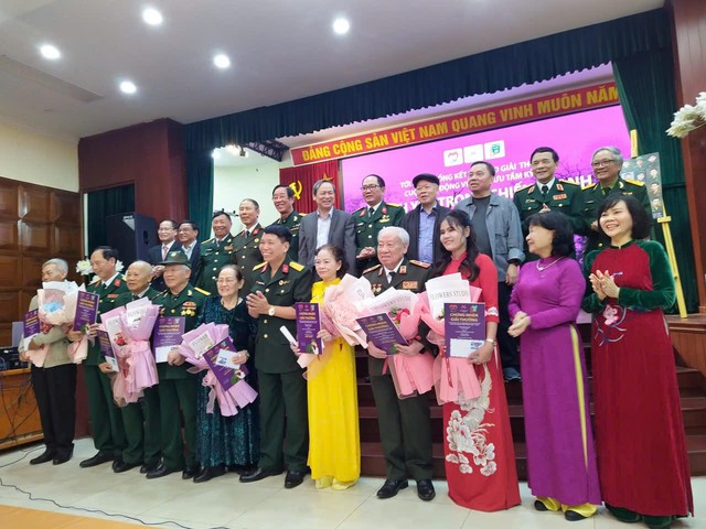 Trao thưởng cuộc vận động "Tình yêu trong chiến tranh" và giới thiệu bộ sưu tập chân dung "Lính binh nhì thời chiến"- Ảnh 1. Trao thưởng cuộc vận động "Tình yêu trong chiến tranh" và giới thiệu bộ sưu tập chân dung "Lính binh nhì thời chiến"- Ảnh 1.