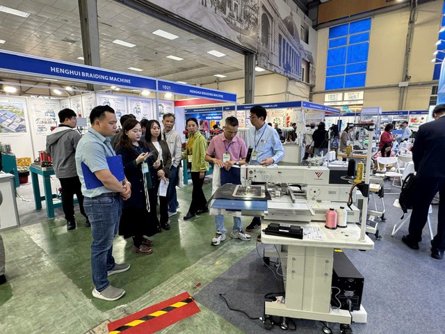 Khai mạc Triển lãm Quốc tế Ngành Công nghiệp Dệt May - Thiết bị, nguyên phụ liệu & Vải 2025- Ảnh 4. Khai mạc Triển lãm Quốc tế Ngành Công nghiệp Dệt May - Thiết bị, nguyên phụ liệu & Vải 2025- Ảnh 4.