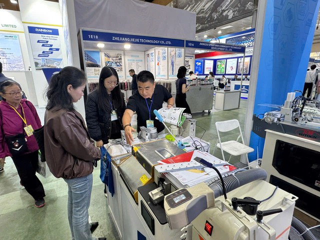 Khai mạc Triển lãm Quốc tế Ngành Công nghiệp Dệt May - Thiết bị, nguyên phụ liệu & Vải 2025- Ảnh 5. Khai mạc Triển lãm Quốc tế Ngành Công nghiệp Dệt May - Thiết bị, nguyên phụ liệu & Vải 2025- Ảnh 5.