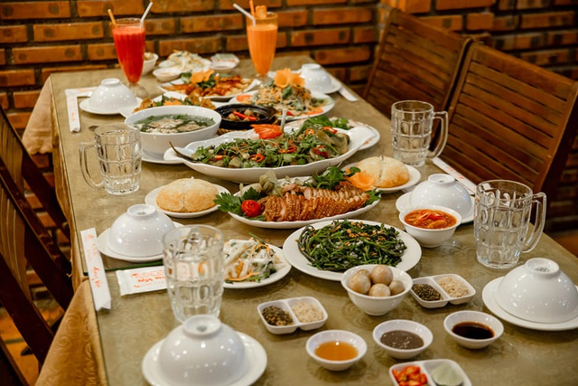 Một bữa ăn 5 triệu và “cuộc chiến” con dâu – nhà chồng: Ai sai trong câu chuyện đang gây bão mạng?- Ảnh 2. Một bữa ăn 5 triệu và “cuộc chiến” con dâu – nhà chồng: Ai sai trong câu chuyện đang gây bão mạng?- Ảnh 2.