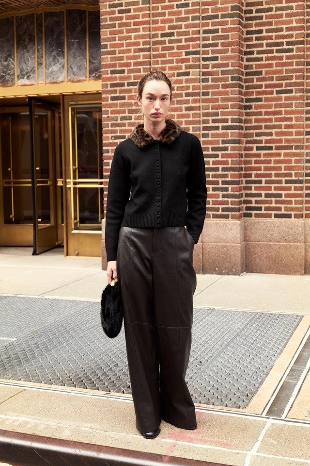 H&oacute;a ra level sang chảnh gấp 10 lần của &aacute;o kho&aacute;c đen kh&ocirc;ng nằm ở gi&aacute; tiền, m&agrave; giấu k&iacute;n trong 2 từ kh&oacute;a n&agrave;y!- Ảnh 17.