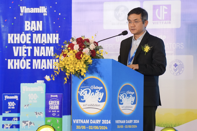 &Ocirc;ng Nguyễn Quang Tr&iacute; chia sẻ tại Triển l&atilde;m quốc tế ng&agrave;nh sữa Việt Nam 2024. Ảnh: Vinamilk.