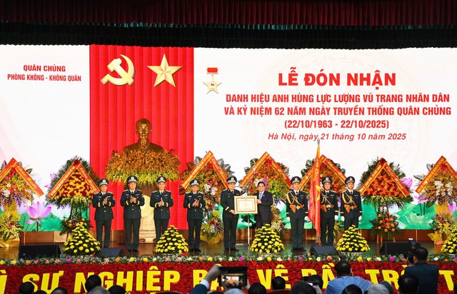 Lặng thầm canh trời, ki&ecirc;u h&atilde;nh Anh h&ugrave;ng- Ảnh 1.