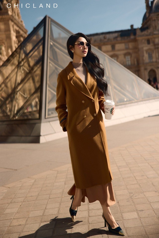 Đ&ocirc;ng n&agrave;y muốn "sang lấn &aacute;t", cứ combo &aacute;o kho&aacute;c d&aacute;ng d&agrave;i + quần m&agrave; diện: Vừa giấu d&aacute;ng đỉnh cao, vừa c&oacute; kh&iacute; chất "người phụ nữ th&agrave;nh đạt"- Ảnh 19.