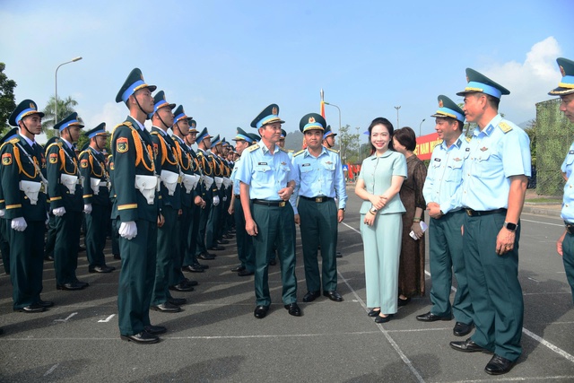 Lặng thầm canh trời, ki&ecirc;u h&atilde;nh Anh h&ugrave;ng- Ảnh 3.