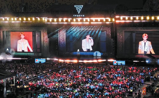 Khoảnh khắc được v&iacute; như "nước mắt của thời đại", hiện thực khốc liệt về sự hết thời của 2 đỉnh lưu ch&acirc;u &Aacute;- Ảnh 6.