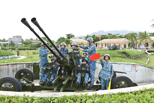 Lặng thầm canh trời, ki&ecirc;u h&atilde;nh Anh h&ugrave;ng- Ảnh 6.