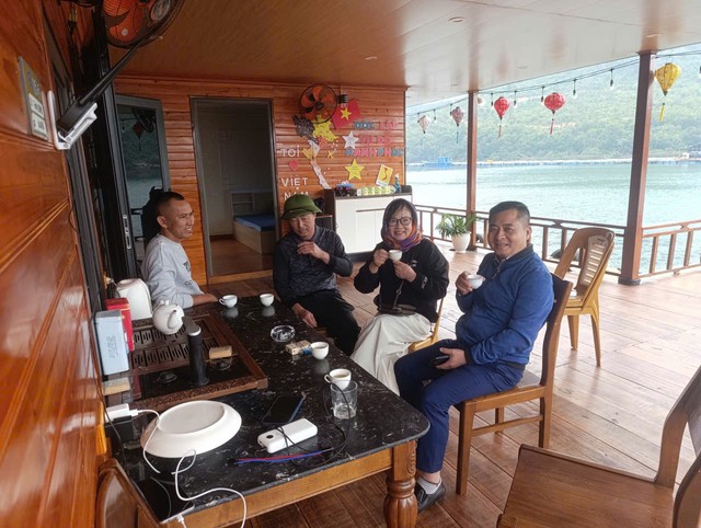 Ngỡ ngàng sắc biển, tình người trên đảo Cái Chiên- Ảnh 2. Ngỡ ngàng sắc biển, tình người trên đảo Cái Chiên- Ảnh 2.