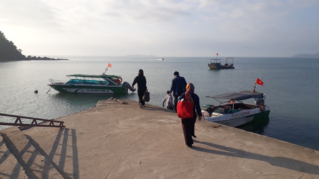 Ngỡ ngàng sắc biển, tình người trên đảo Cái Chiên- Ảnh 4. Ngỡ ngàng sắc biển, tình người trên đảo Cái Chiên- Ảnh 4.