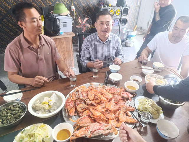 Hải sản tươi ngon và tình người mộc mạc. Hải sản tươi ngon và tình người mộc mạc.