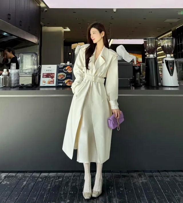 Đ&ocirc;ng n&agrave;y muốn "sang lấn &aacute;t", cứ combo &aacute;o kho&aacute;c d&aacute;ng d&agrave;i + quần m&agrave; diện: Vừa giấu d&aacute;ng đỉnh cao, vừa c&oacute; kh&iacute; chất "người phụ nữ th&agrave;nh đạt"- Ảnh 10.