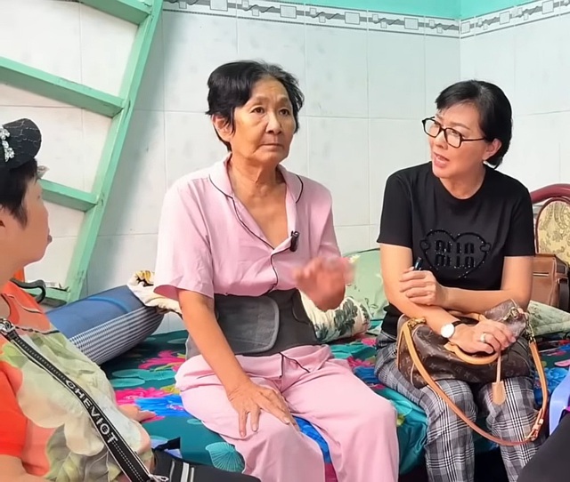 Nữ nghệ sĩ không chồng con, ở trọ 10m2: Đi bán vé số gặp nạn, tháng phải xin cơm từ thiện 10 ngày- Ảnh 1. Nữ nghệ sĩ không chồng con, ở trọ 10m2: Đi bán vé số gặp nạn, tháng phải xin cơm từ thiện 10 ngày- Ảnh 1.