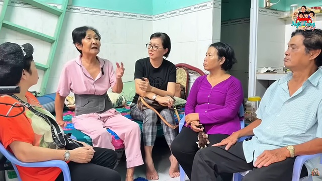 Nữ nghệ sĩ không chồng con, ở trọ 10m2: Đi bán vé số gặp nạn, tháng phải xin cơm từ thiện 10 ngày- Ảnh 2. Nữ nghệ sĩ không chồng con, ở trọ 10m2: Đi bán vé số gặp nạn, tháng phải xin cơm từ thiện 10 ngày- Ảnh 2.