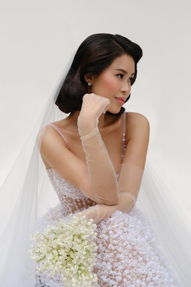 Cô dâu Tiên Nguyễn mặc váy cưới đính kết 15.000 bông hoa linh lan trên bìa tạp chí Elle danh tiếng- Ảnh 3. Cô dâu Tiên Nguyễn mặc váy cưới đính kết 15.000 bông hoa linh lan trên bìa tạp chí Elle danh tiếng- Ảnh 3.