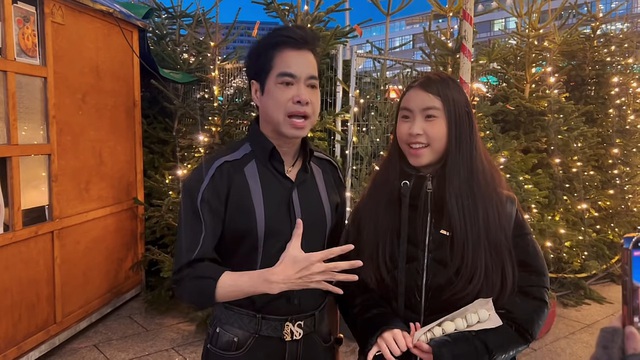 Ngọc Sơn U60 ăn mặc khác lạ giữa trời -5 độ tại Đức: "Tôi mặc áo ba lỗ hay cởi trần cũng vậy"- Ảnh 1. Ngọc Sơn U60 ăn mặc khác lạ giữa trời -5 độ tại Đức: "Tôi mặc áo ba lỗ hay cởi trần cũng vậy"- Ảnh 1.