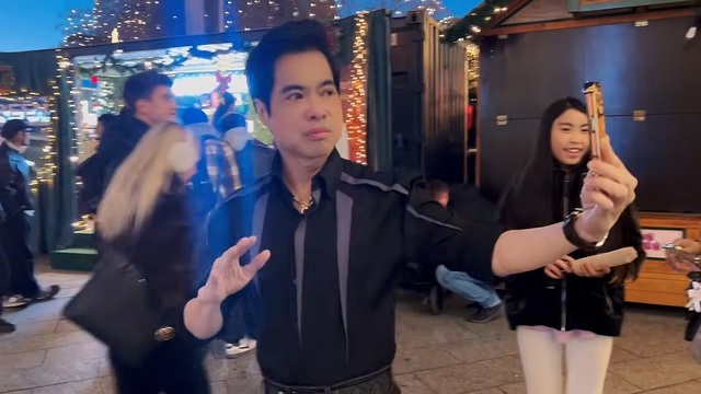 Ngọc Sơn U60 ăn mặc khác lạ giữa trời -5 độ tại Đức: "Tôi mặc áo ba lỗ hay cởi trần cũng vậy"- Ảnh 2. Ngọc Sơn U60 ăn mặc khác lạ giữa trời -5 độ tại Đức: "Tôi mặc áo ba lỗ hay cởi trần cũng vậy"- Ảnh 2.