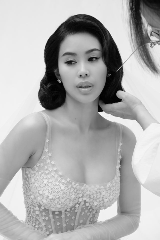 Cô dâu Tiên Nguyễn mặc váy cưới đính kết 15.000 bông hoa linh lan trên bìa tạp chí Elle danh tiếng- Ảnh 4. Cô dâu Tiên Nguyễn mặc váy cưới đính kết 15.000 bông hoa linh lan trên bìa tạp chí Elle danh tiếng- Ảnh 4.