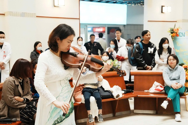 Hành trình "chạm" vào linh hồn từ âm nhạc đến ẩm thực trong Không gian nghệ thuật “Hoàn Nguyên” - Ảnh 5. Hành trình "chạm" vào linh hồn từ âm nhạc đến ẩm thực trong Không gian nghệ thuật “Hoàn Nguyên” - Ảnh 5.