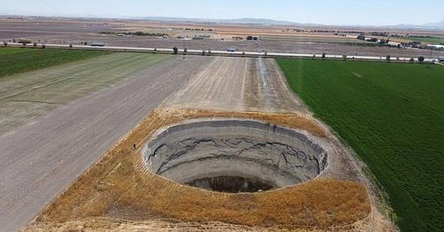 Thổ Nhĩ Kỳ mọc l&ecirc;n 648 "hố tử thần" chỉ sau một đ&ecirc;m: Thi&ecirc;n nhi&ecirc;n trừng phạt hay nh&acirc;n tai?- Ảnh 1.