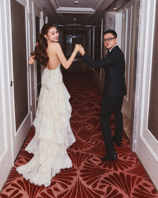 Thanh Hằng được &ocirc;ng x&atilde; Trần Nhật Minh "hộ tống" đi nhận giải thưởng- Ảnh 2.