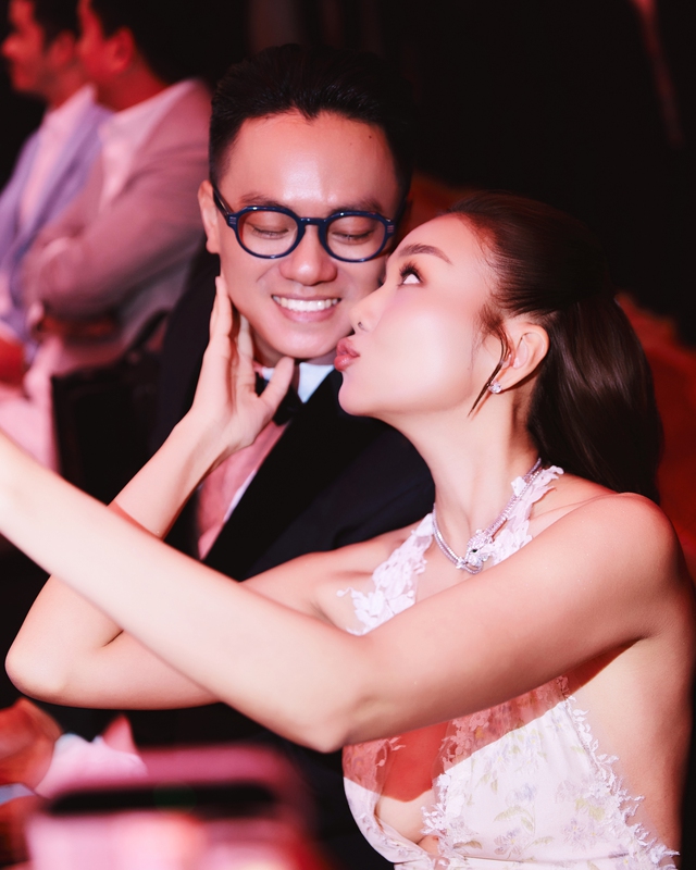 Thanh Hằng được &ocirc;ng x&atilde; Trần Nhật Minh "hộ tống" đi nhận giải thưởng- Ảnh 3.