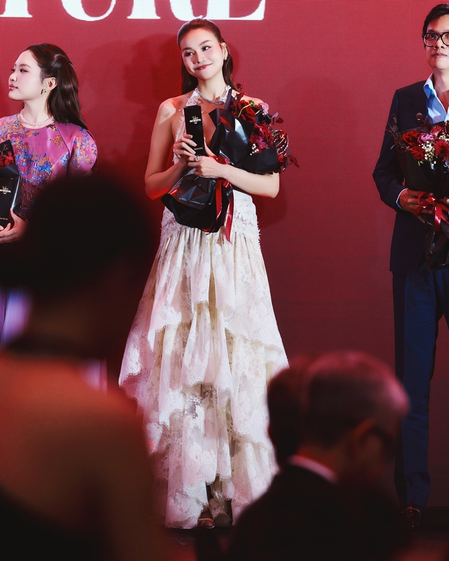 Thanh Hằng được &ocirc;ng x&atilde; Trần Nhật Minh "hộ tống" đi nhận giải thưởng- Ảnh 4.