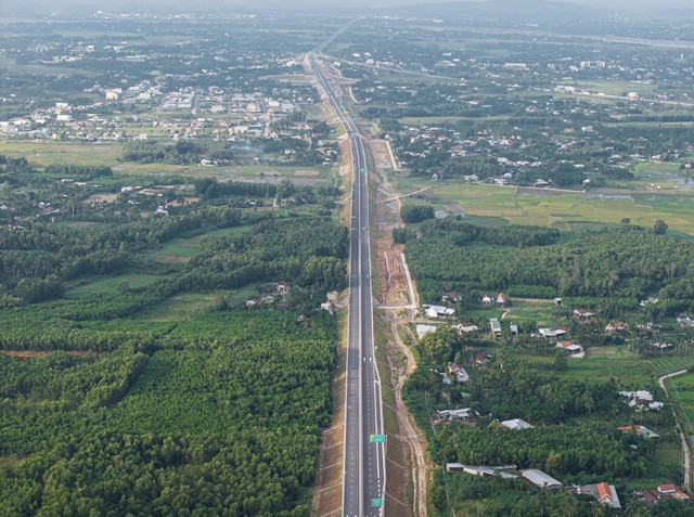 B&ecirc;n trong hầm xuy&ecirc;n n&uacute;i lớn nhất cao tốc Bắc - Nam: Hơn 900 ng&agrave;y thi c&ocirc;ng, lắp hơn 1.730 bộ đ&egrave;n- Ảnh 1.