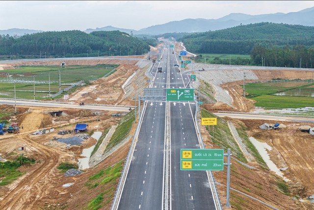 B&ecirc;n trong hầm xuy&ecirc;n n&uacute;i lớn nhất cao tốc Bắc - Nam: Hơn 900 ng&agrave;y thi c&ocirc;ng, lắp hơn 1.730 bộ đ&egrave;n- Ảnh 4.