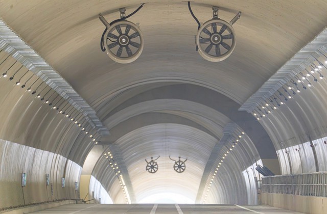 B&ecirc;n trong hầm xuy&ecirc;n n&uacute;i lớn nhất cao tốc Bắc - Nam: Hơn 900 ng&agrave;y thi c&ocirc;ng, lắp hơn 1.730 bộ đ&egrave;n- Ảnh 3.