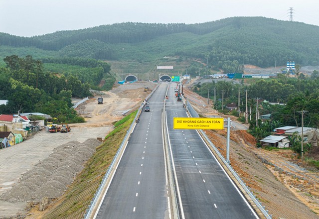 B&ecirc;n trong hầm xuy&ecirc;n n&uacute;i lớn nhất cao tốc Bắc - Nam: Hơn 900 ng&agrave;y thi c&ocirc;ng, lắp hơn 1.730 bộ đ&egrave;n- Ảnh 5.