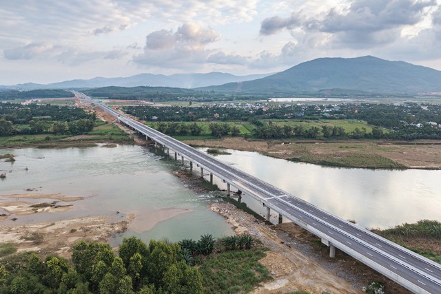 B&ecirc;n trong hầm xuy&ecirc;n n&uacute;i lớn nhất cao tốc Bắc - Nam: Hơn 900 ng&agrave;y thi c&ocirc;ng, lắp hơn 1.730 bộ đ&egrave;n- Ảnh 7.