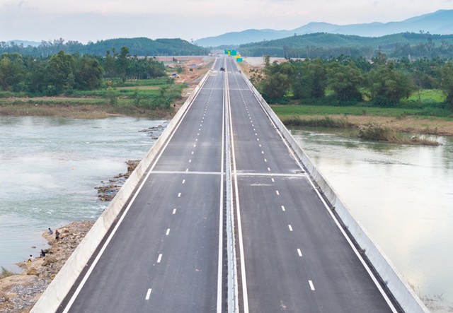 B&ecirc;n trong hầm xuy&ecirc;n n&uacute;i lớn nhất cao tốc Bắc - Nam: Hơn 900 ng&agrave;y thi c&ocirc;ng, lắp hơn 1.730 bộ đ&egrave;n- Ảnh 9.